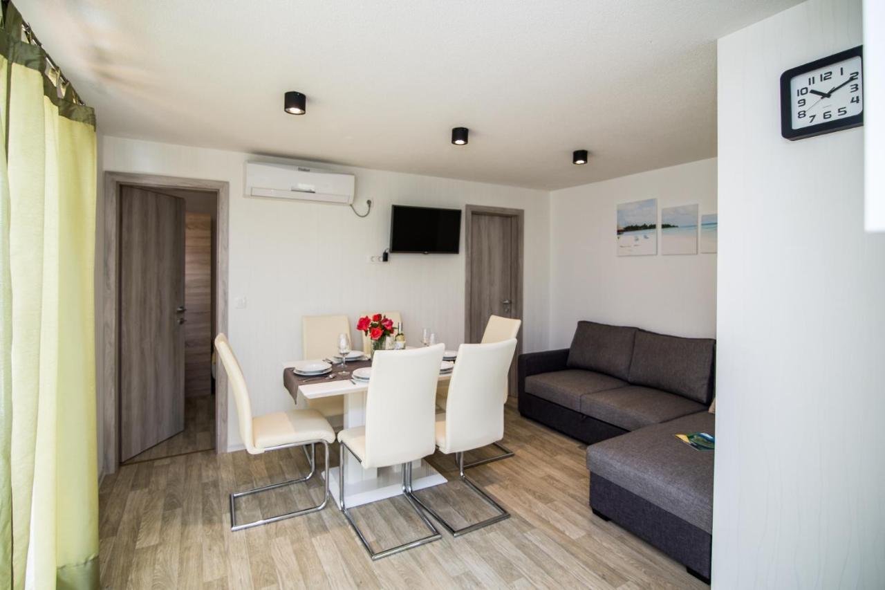 Mobile Homes Pine Tree Dobropoljana 外观 照片